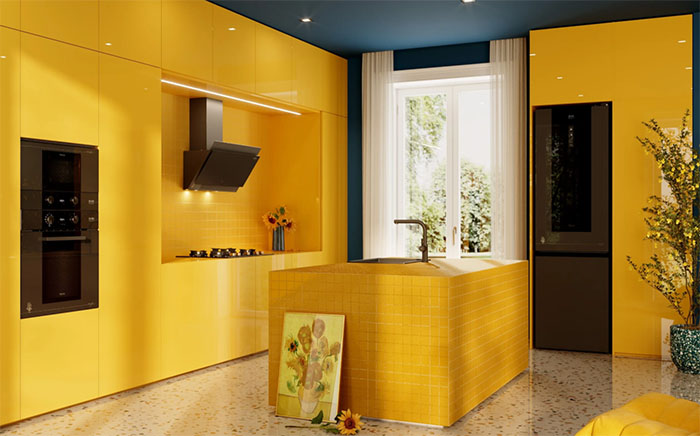Cocina de ambiente en color amarillo vibrante con electrodomésticos de Teka Van Gogh Museum Edition en negrio y un cuadro de Los Girasoles de Van Gogh