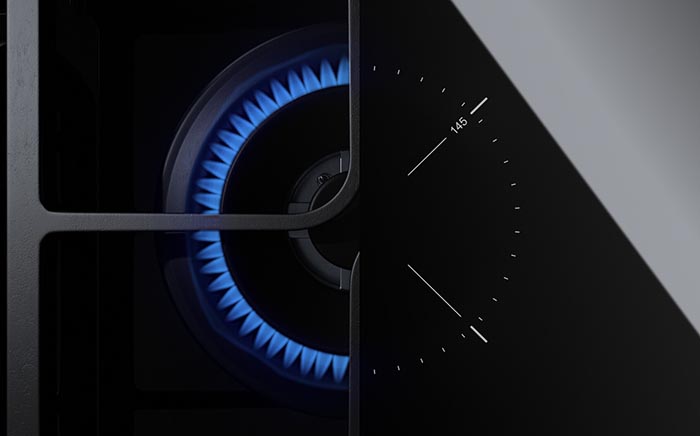 Quemador con llama de gas azul encendida perteneciente a las placas The Hybrid de Teka que combinan módulos de cocinado