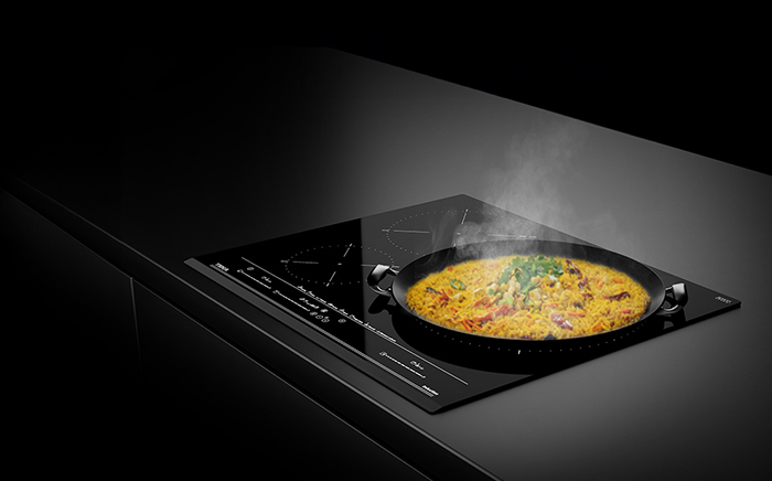 Paella en una placa MasterSense de Teka sobre fondo negro