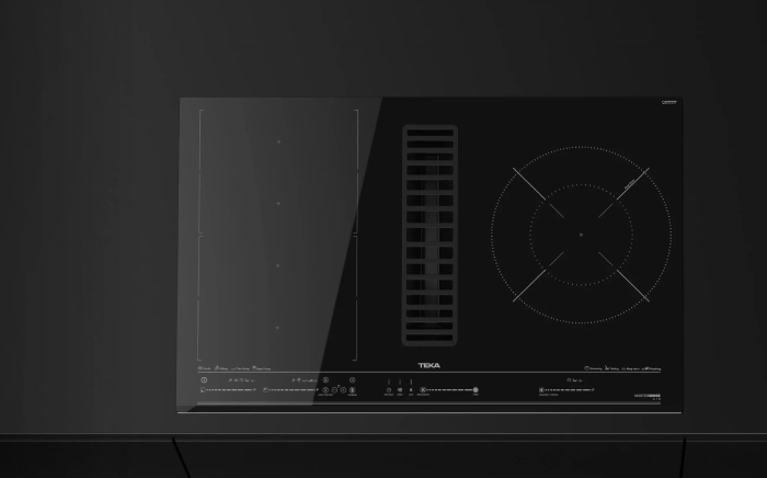 Placa MasterSenseAir de Teka modular con campana incorporada en la propia placa y superficie XXL de cocinado sobre una encimera negra