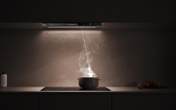 Placa de inducciónTeka en funcionamiento con una olla al fuego cuyo humo viaja hasta la campana Integra Pro sobre ella, en un ambiente de penumbra en la cocina solo iluminado por la luz LED de la campana
