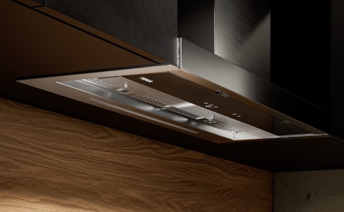 Campana extractora Integra Pro de Teka en acero inoxidable instalada en una cocina con acabado en madera