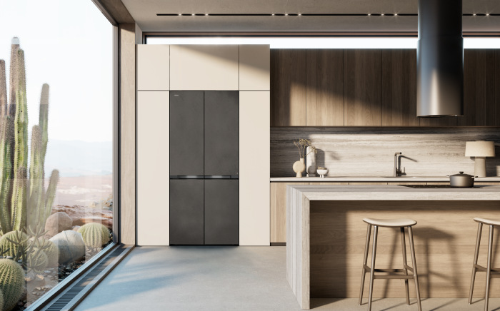 Cocina de ambiente en tonos madera claros con un frigorífico In-Line tipo slot-in de Teka de color oscuro y un enorme ventanal a la izquierda