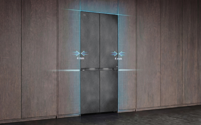 Frigorífico In-line de Teka tipo slot-in perfectamente integrado en el espacio entre armarios de una cocina