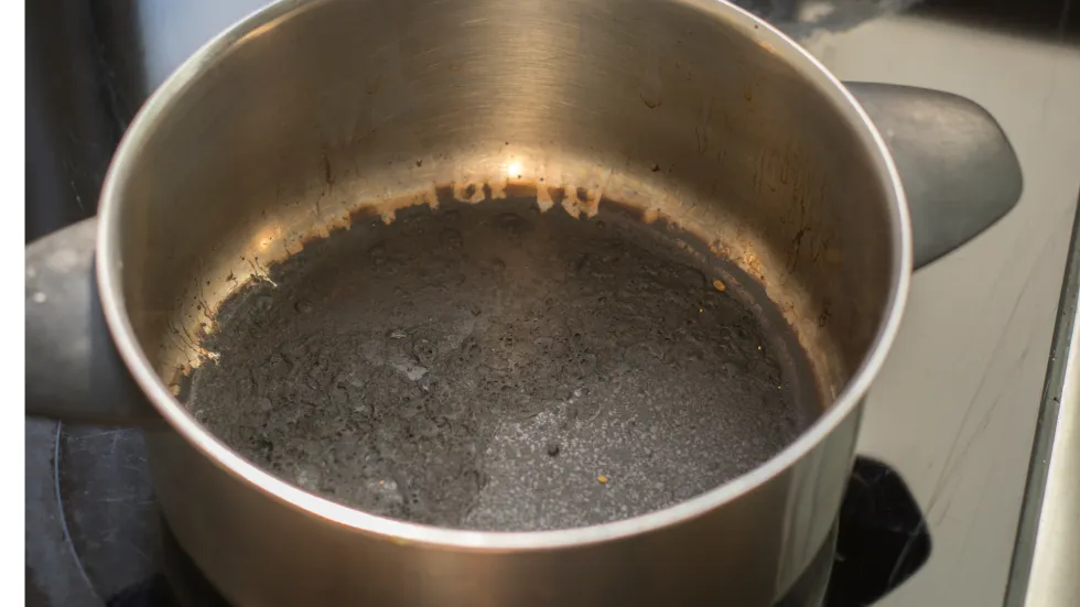 Cómo quitar lo quemado en una olla de aluminio