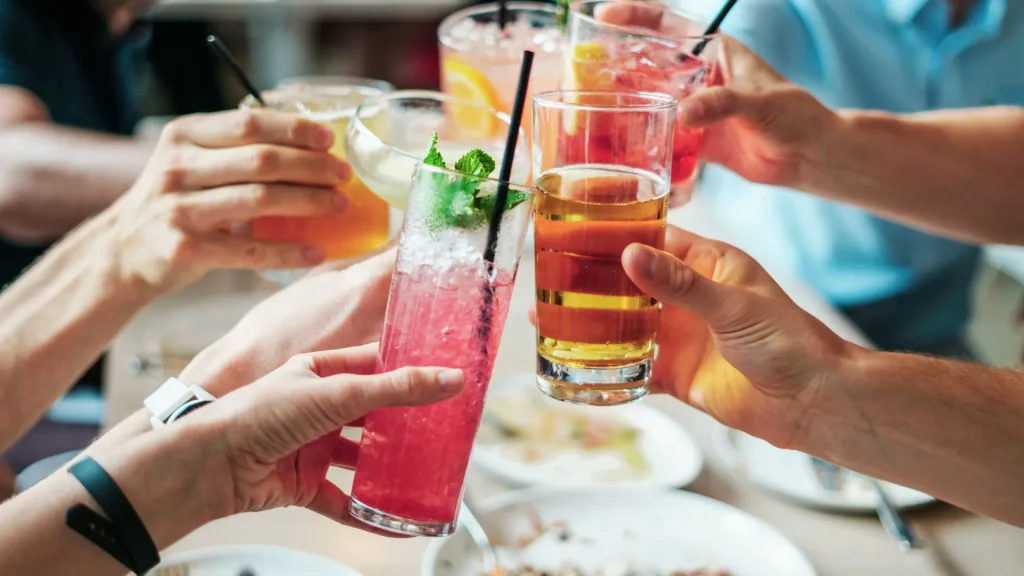 Coctéles sin alcohol en reuniones con amigos