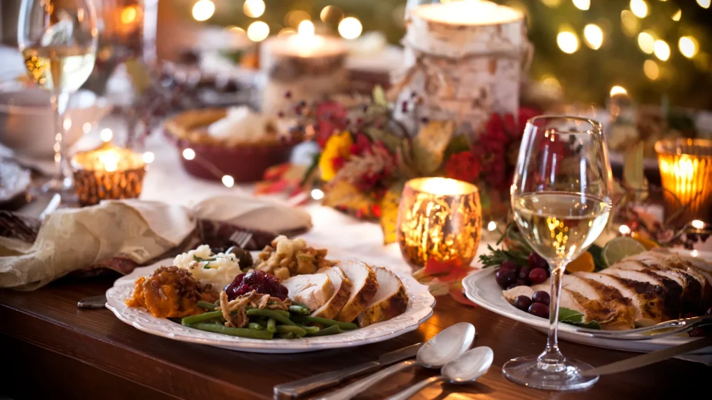 Cena navideña, platillo principal con bebidas y postre navideño