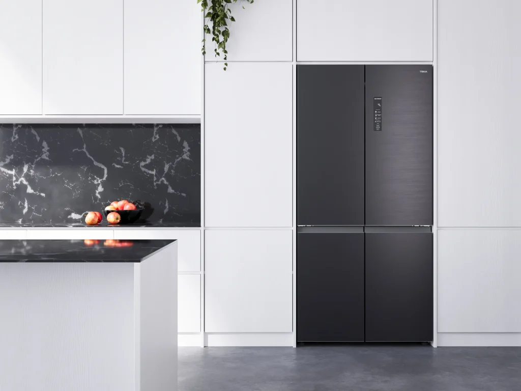 Elige electrodomésticos Teka como el refrigerador negro de cuatro puertas