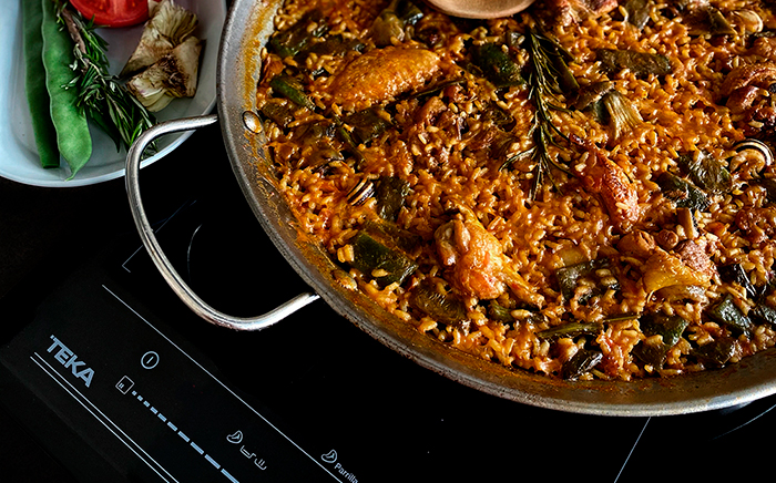 A paella with all the paella ingredients inside
