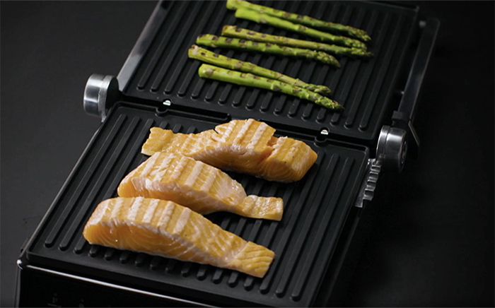 Salmon and asparagus on the EliteGrill by Teka open