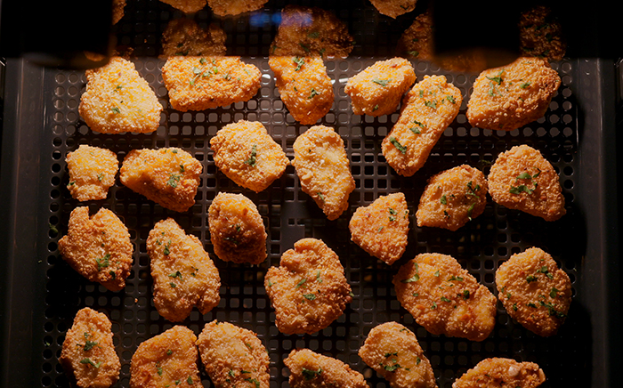 Fried nuggets in the oven tray of an AirFry Teka oven air fryer oven