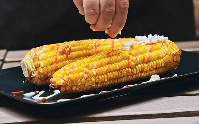 Serving corn on a black dish 