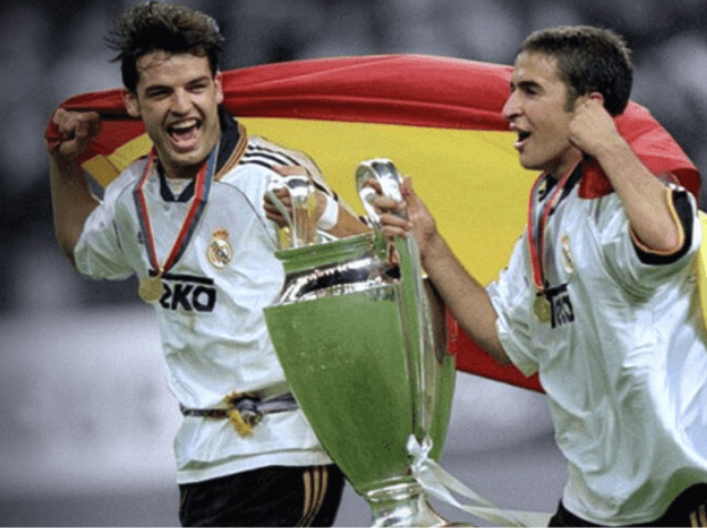 Real Madrid FC players Morientes and Raúl gonzález carrying the trophy with Teka shirts