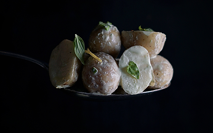Salse fatte in casa e verdure per antipasti