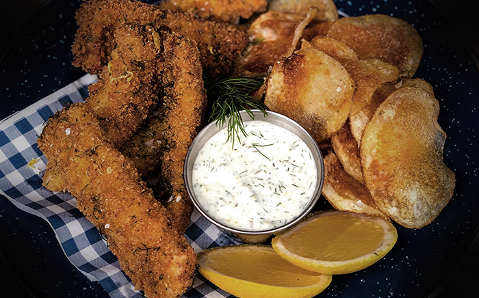 Tavola con fast food fatto in casa da condividere