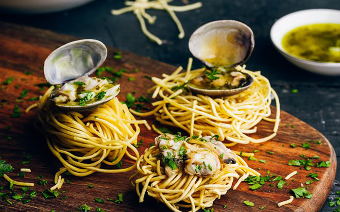 Preparazione in cucina con ingredienti e tecniche da ristorante
