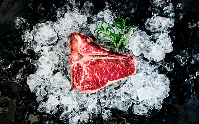 Carne congelata pronta per essere scongelata correttamente