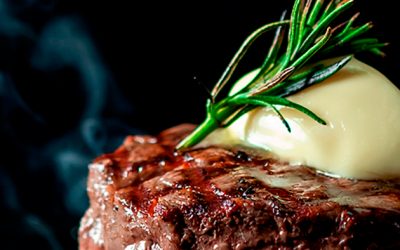 Carne con rosmarino pronta per la cottura al forno