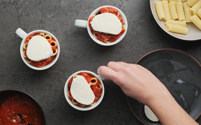 Makaron zapiekany z mozzarellą i sosem pomidorowym