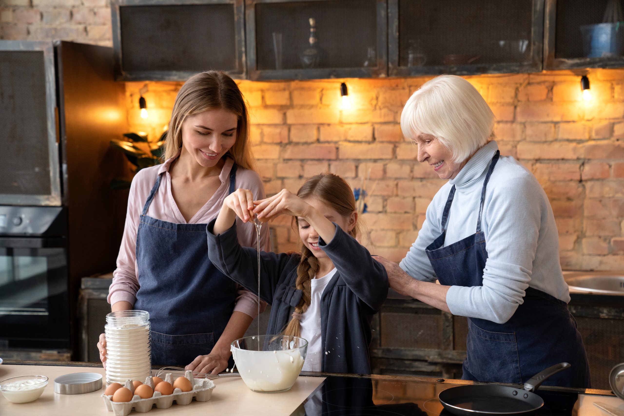 Mama babcia i córka gotują razem