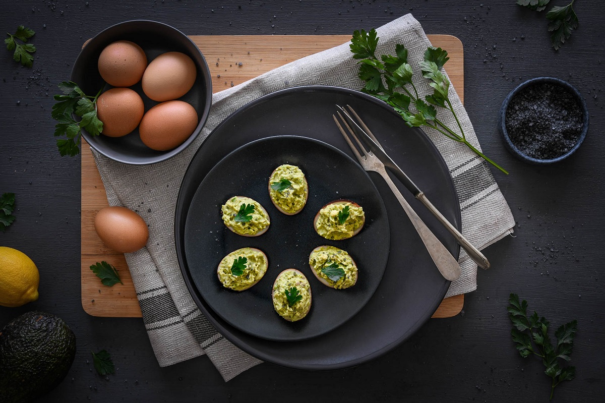 jajka nadziewane z awokado - prezentacja na talerzu